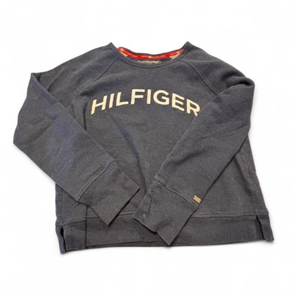 Heather Blue‎ Vintage Tommy Hilfiger sweatshirt with metal emblem.